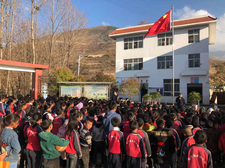 爱心棉衣 温暖在行动-----pg电子为山里的孩子添件御寒棉衣